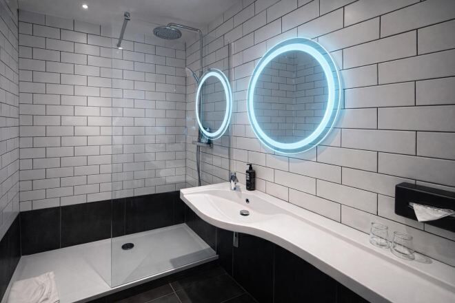 バスルーム | シャワー付き浴槽、環境にやさしいバスアメニティ、ヘアドライヤー、タオル