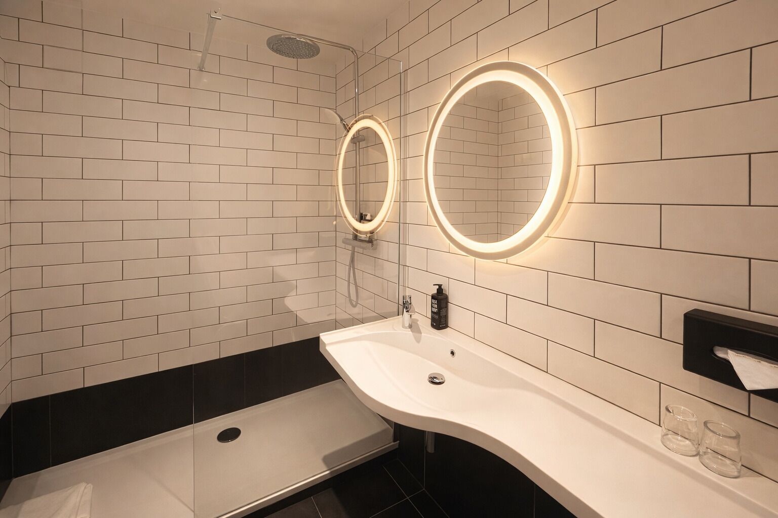 Kombinert dusj/badekar, miljøvennlige toalettsaker, hårføner og håndklær