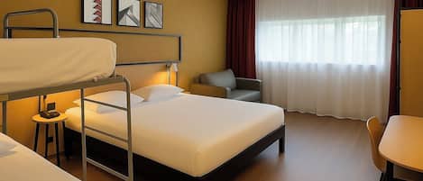 Habitación familiar, varias camas | Ropa de cama de alta calidad y colchones con acolchado adicional