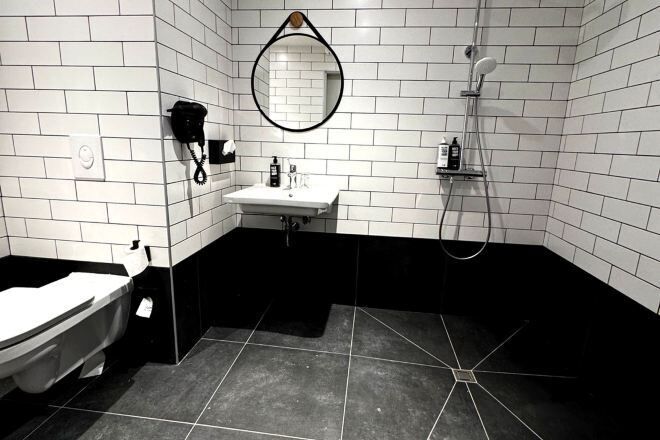 バスルーム | シャワー付き浴槽、環境にやさしいバスアメニティ、ヘアドライヤー、タオル