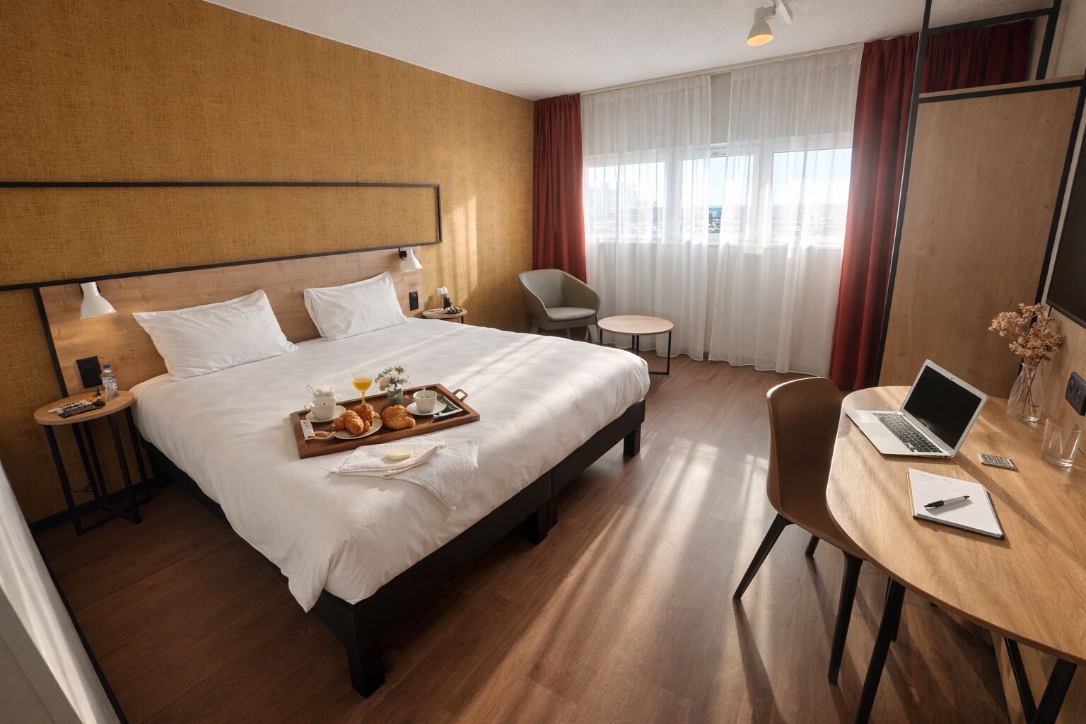 Rom – premium, 1 dobbeltseng | Sengetøy av topp kvalitet, senger med overmadrass og safe på rommet