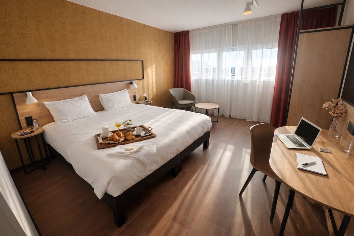 Rom – premium, 1 dobbeltseng | Sengetøy av topp kvalitet, senger med overmadrass og safe på rommet