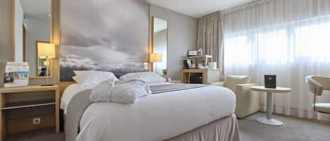 Executive-huone, 1 suuri parisänky, tupakointi kielletty | Ylelliset vuodevaatteet, tallelokero huoneessa, työpöytä, pimennysverhot