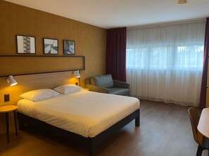Classic Room, Multiple Beds | Premium bedding, pillowtop beds, in-room safe, desk - Ibis Rungis Aéroport Paris Orly (Rungis)