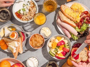 Variedad de alimentos para el desayuno, como tostadas, huevos y fruta.
