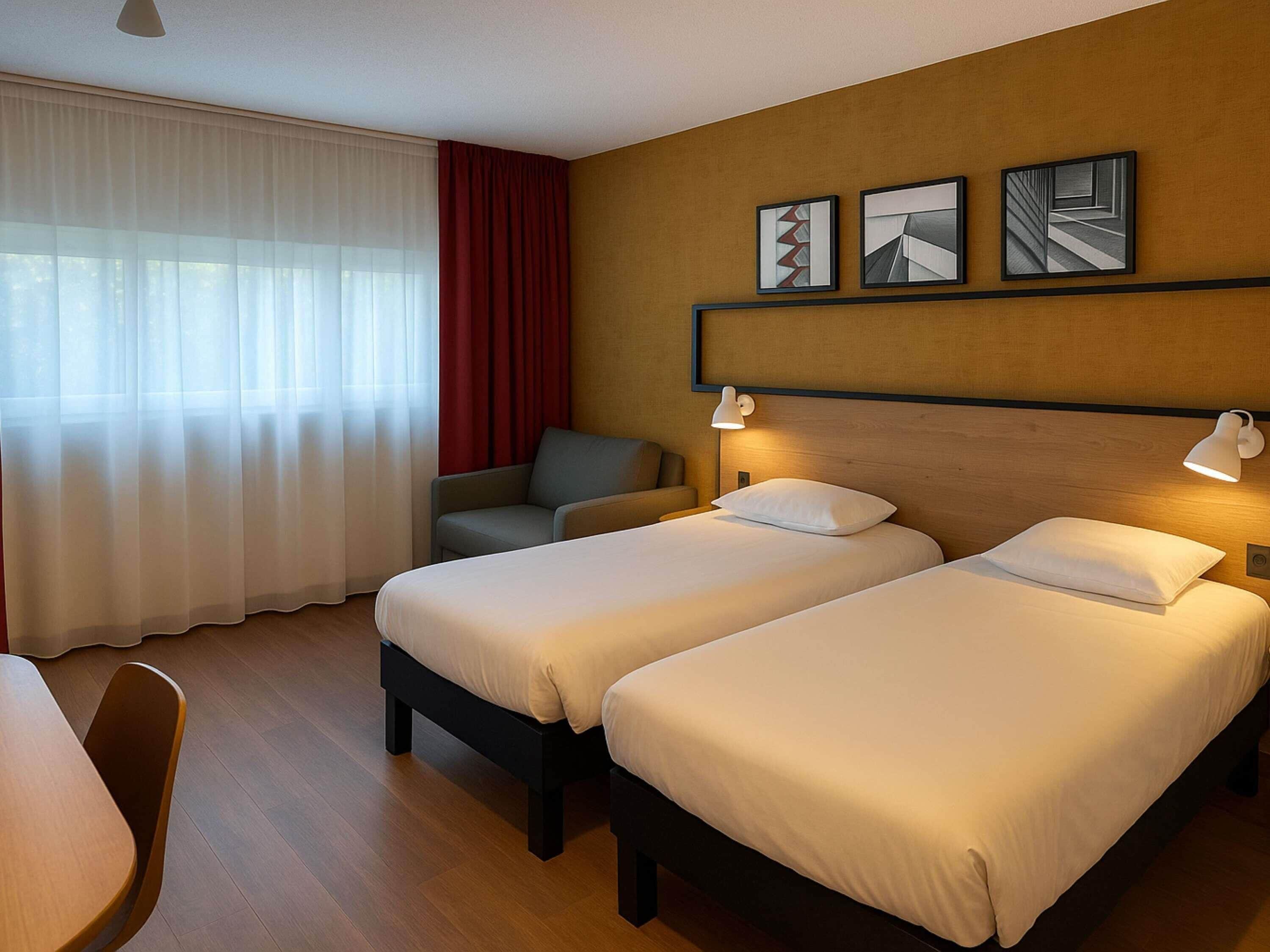 Classic Room, Multiple Beds | Premium bedding, pillowtop beds, in-room safe, desk