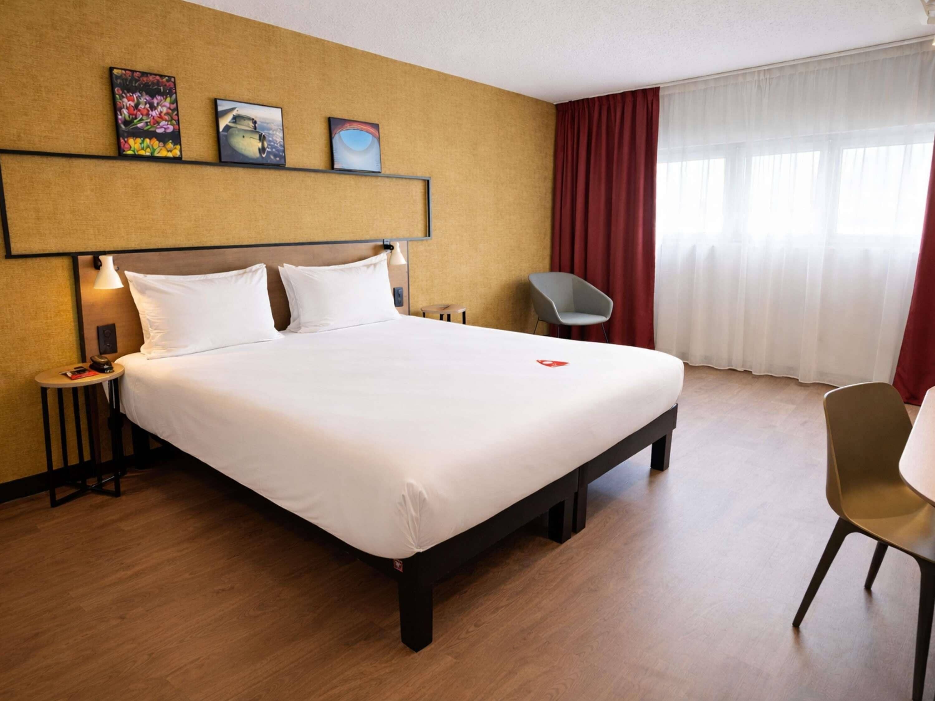 Standard Room, 1 Double Bed, Accessible | Premium bedding, pillowtop beds, in-room safe, desk