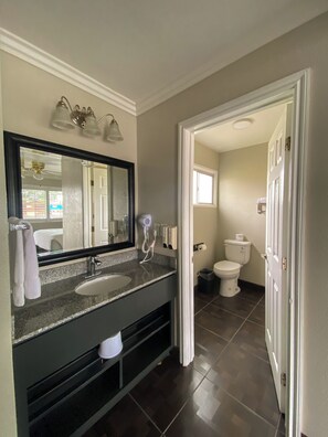 Standard Room, 1 Queen Bed (Second floor) | Bathroom | Hair dryer, towels - Rockview Inn and Suites (Morro Bay)