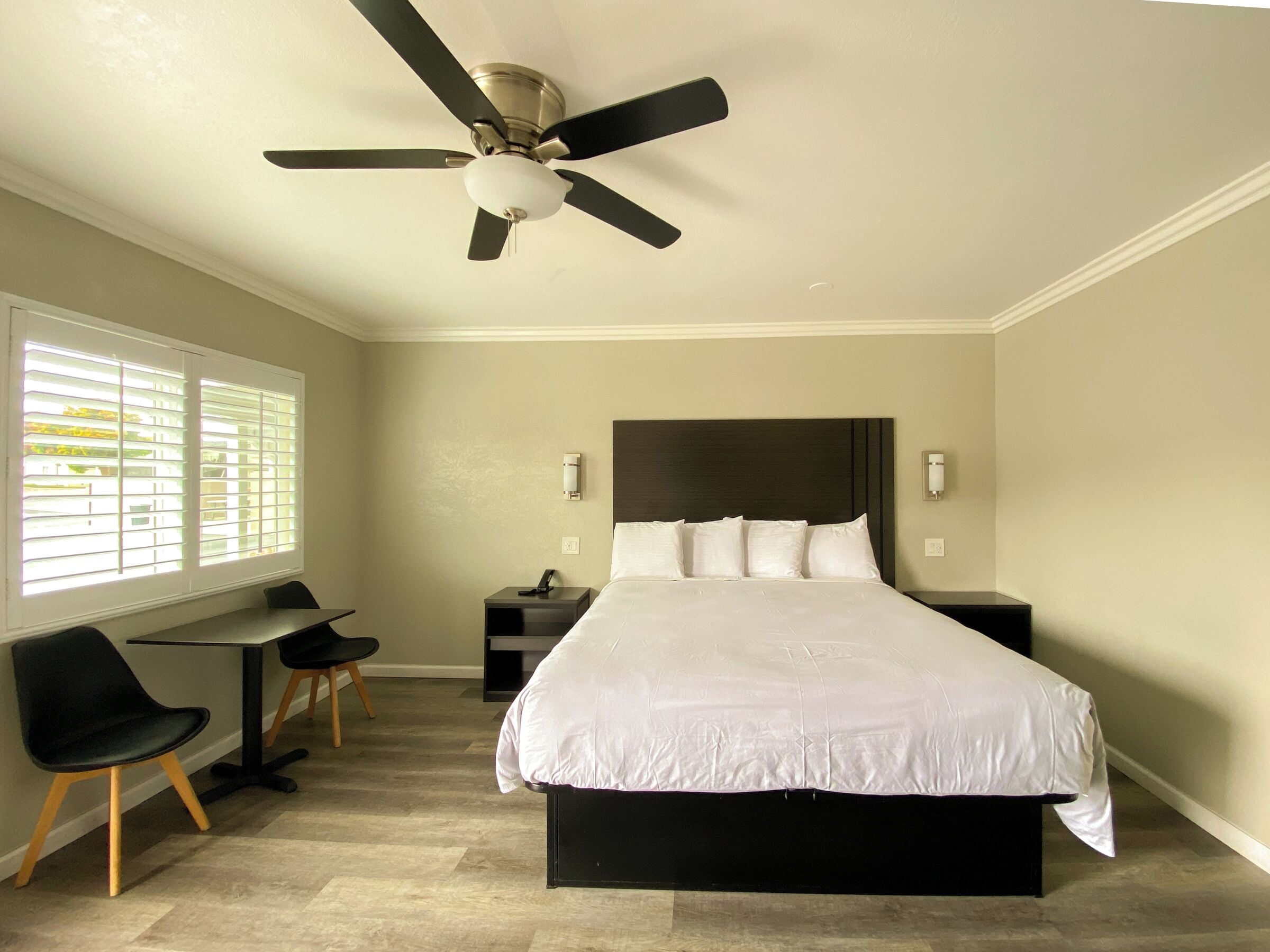 Standard Room, 1 King Bed | Iron/ironing board, free WiFi, bed sheets, alarm clocks