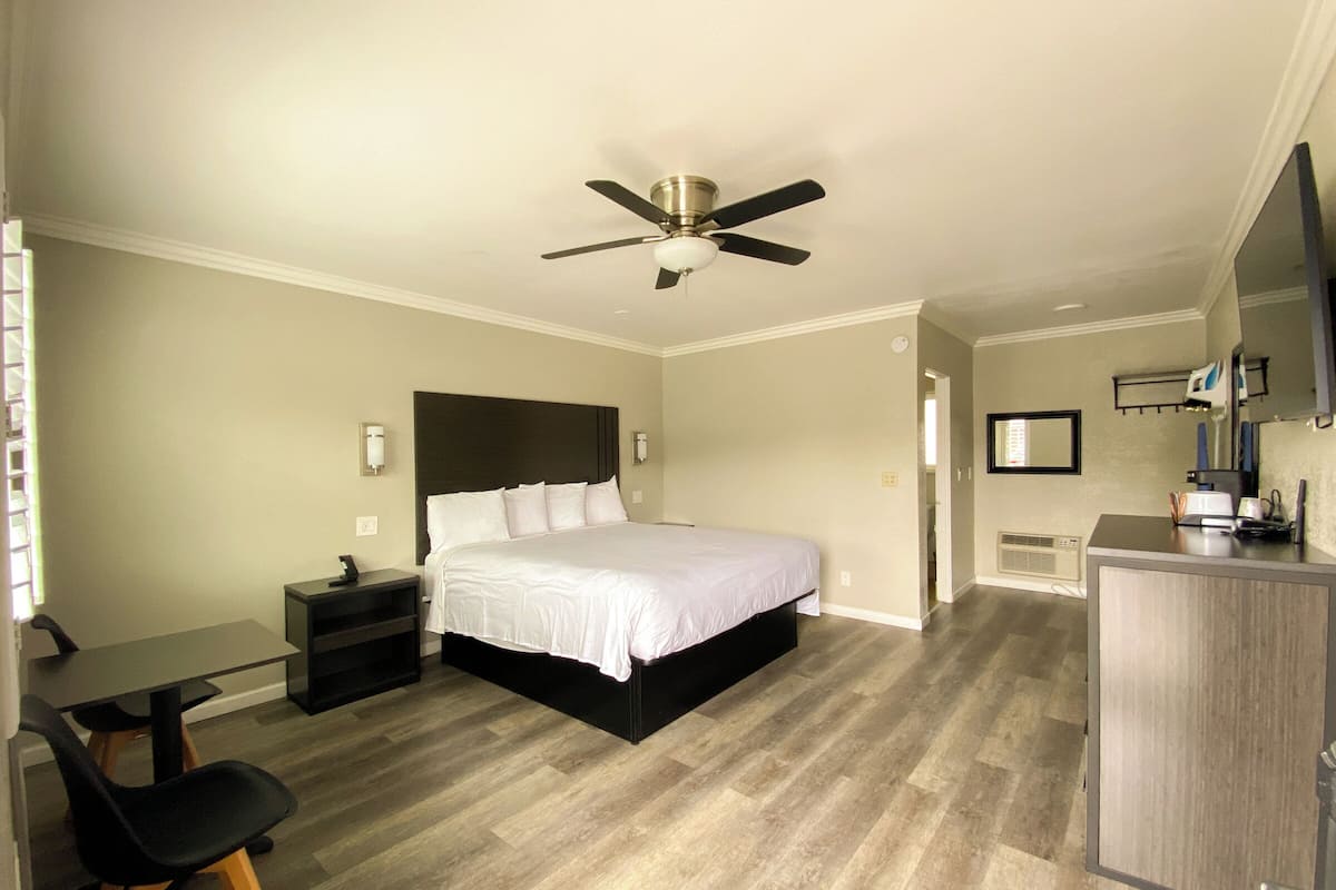 Standard Room, 1 King Bed | Iron/ironing board, free WiFi, bed sheets, alarm clocks