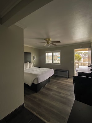 Standard Room, 1 Queen Bed (Second floor) | Iron/ironing board, free WiFi, bed sheets, alarm clocks - Rockview Inn and Suites (Morro Bay)