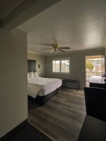 Tabla de planchar con plancha, wifi gratis, ropa de cama y despertador 