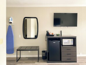 Iron/ironing board, free WiFi, bed sheets, alarm clocks - Rockview Inn and Suites (Morro Bay)