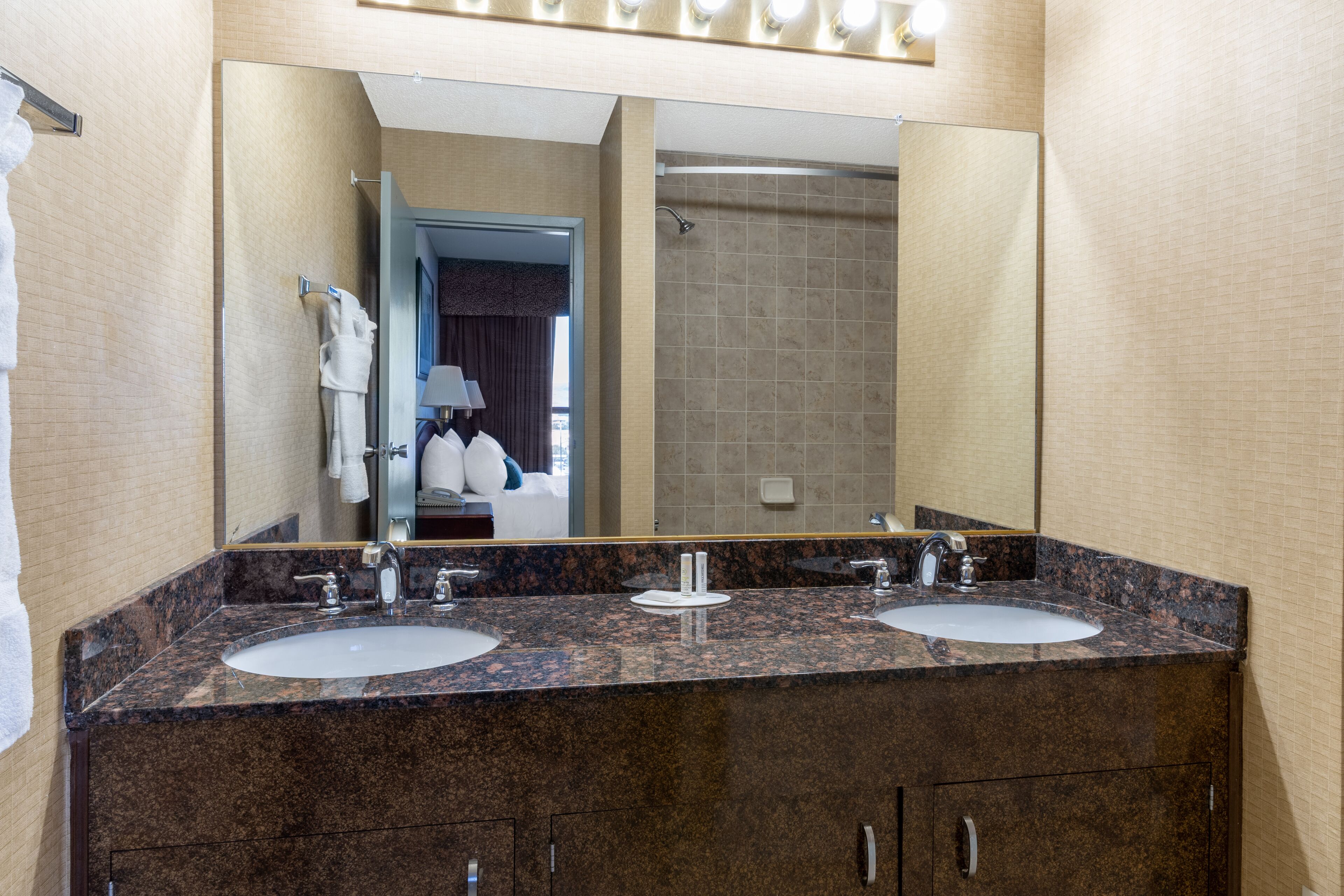 suite, 1 king bed, non smoking (one-bedroom suite) | bathroom | combined shower/bathtub, free toiletries, hair dryer, towels
