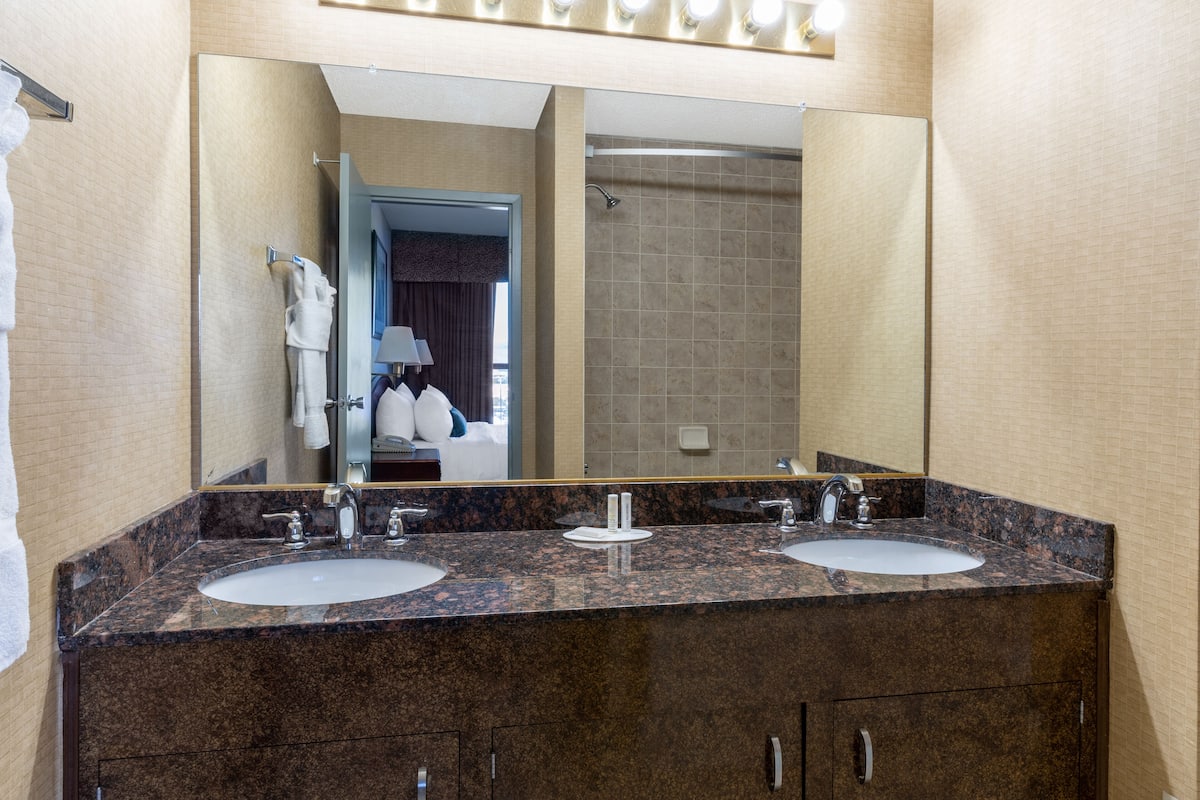 suite, 1 king bed, non smoking (one-bedroom suite) | bathroom | combined shower/bathtub, free toiletries, hair dryer, towels