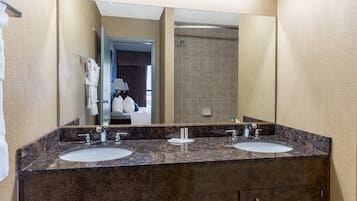 Suite, 1 King Bed, Non Smoking (One-Bedroom Suite) | Bathroom | Combined shower/tub, free toiletries, hair dryer, towels