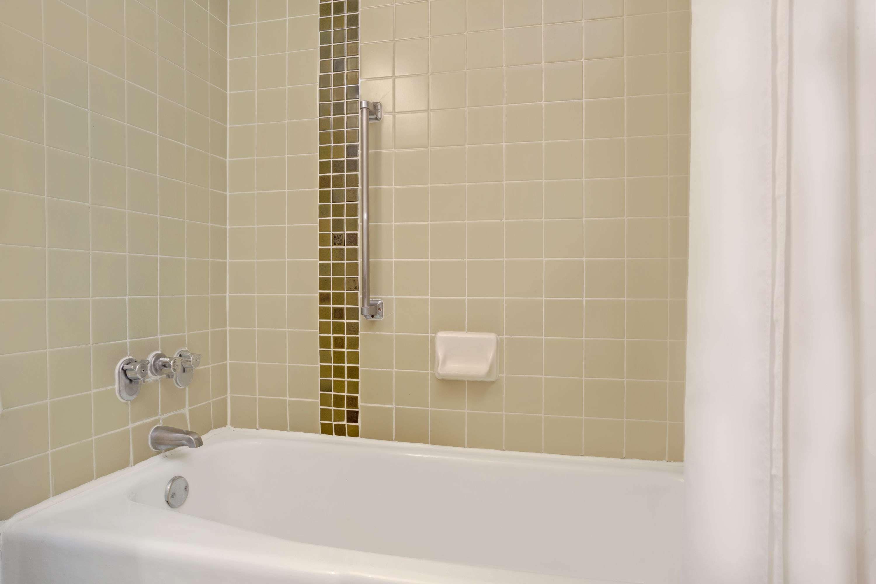 combined shower/bathtub, free toiletries, hair dryer, towels