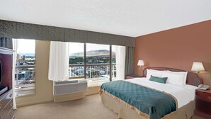 Safe på rommet, skrivebord, blendingsgardiner og strykejern/-brett