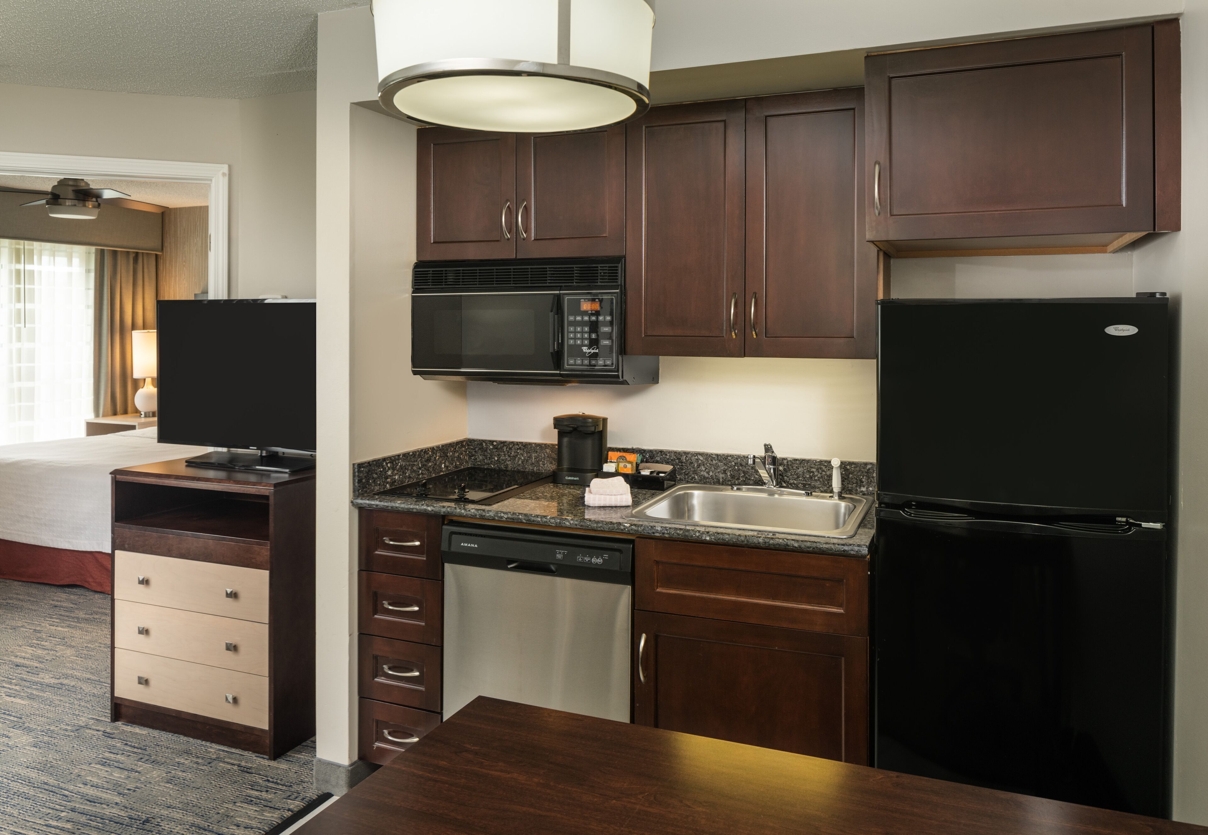 Private kitchen | Full-size fridge, microwave, stovetop, dishwasher
