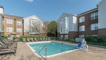 季节性开放的室外游泳池