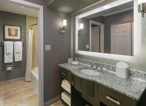 Ensemble douche/baignoire, articles de toilette gratuits, sèche-cheveux