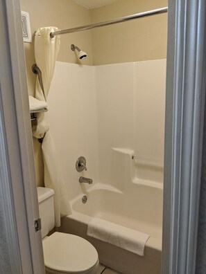 Ensemble baignoire-douche, articles de toilette (gratuits)