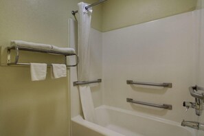 Chambre Standard, 1 très grand lit, accessible aux personnes à mobilité réduite | Salle de bain | Ensemble baignoire-douche, articles de toilette (gratuits)