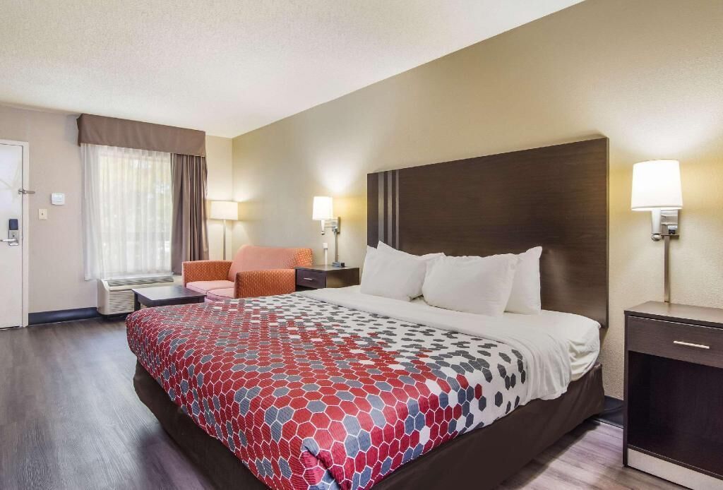 Schreibtisch, Verdunkelungsvorhänge, Bügeleisen/Bügelbrett