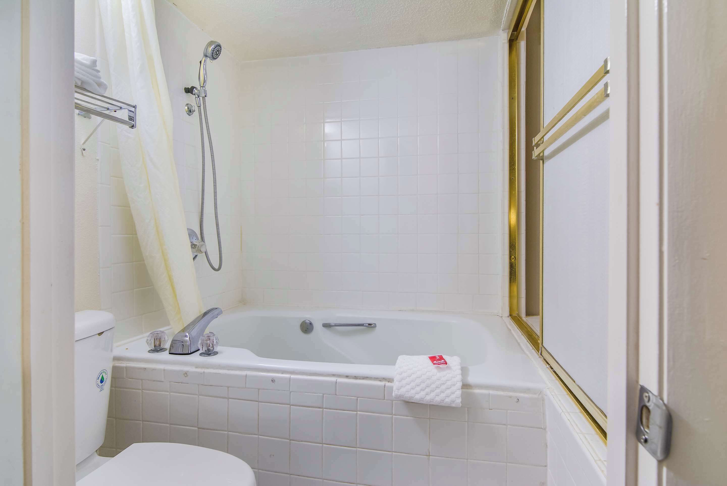 Un baño con bañera, inodoro y ducha.