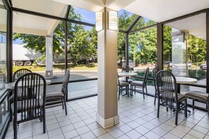 Free daily on-the-go breakfast - Econo Lodge Garner - Raleigh (Garner)