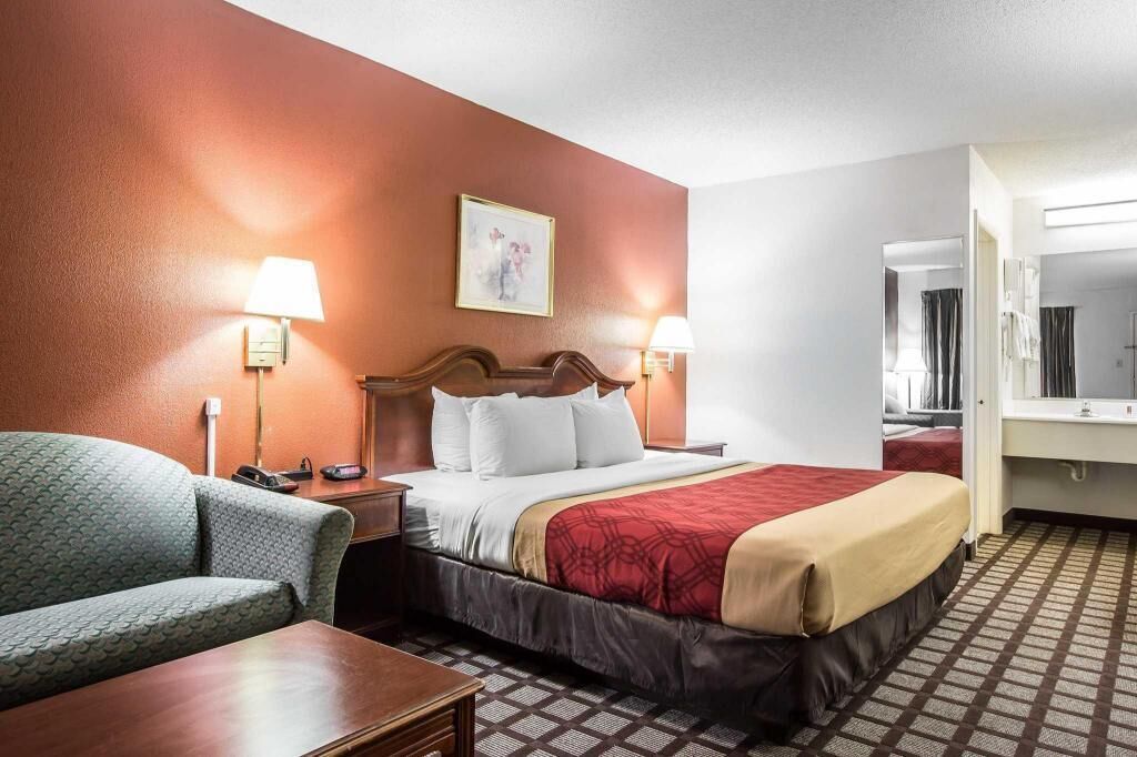 Schreibtisch, Verdunkelungsvorhänge, Bügeleisen/Bügelbrett