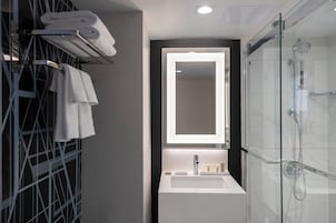 Ducha, artículos de higiene personal gratuitos y secador de pelo
