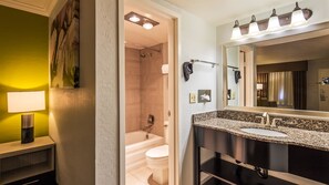 Combined shower/tub, free toiletries, hair dryer, towels