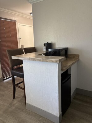 Colchones con pillow-top y caja de seguridad en la habitación