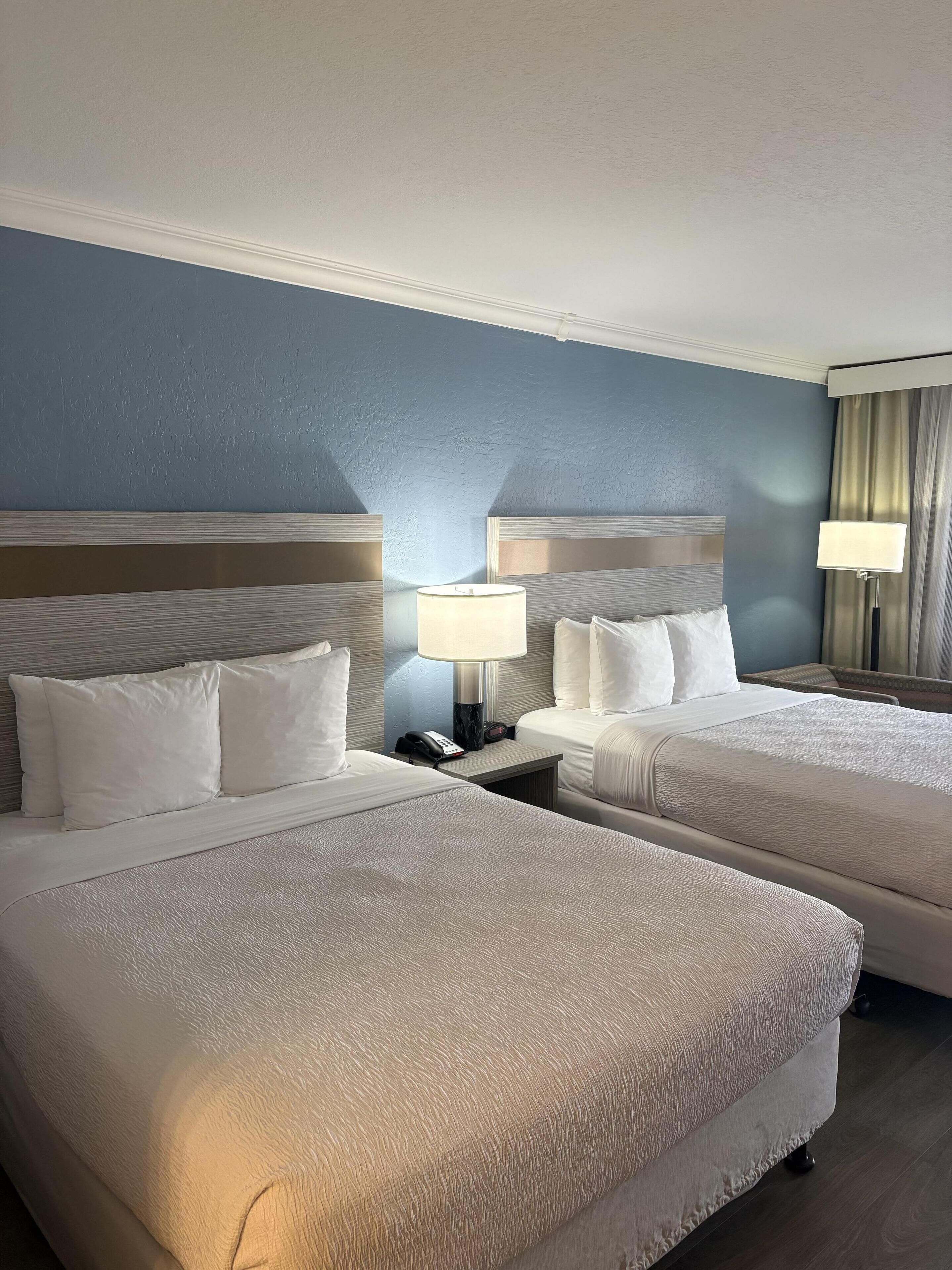 Pillowtop-patjalliset sängyt, tallelokero huoneessa, pimennysverhot