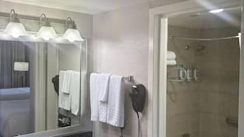 Een bad/douchecombinatie, gratis toiletartikelen, een haardroger