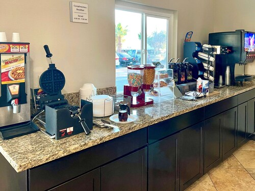 Econo Lodge Inn & Suites Corning Travel Center