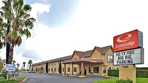 A motel with a sign indicating HD TV, HBO, and Big Rig parking. - Econo Lodge Inn & Suites Corning Travel Center (Corning)