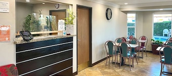 Econo Lodge Inn & Suites