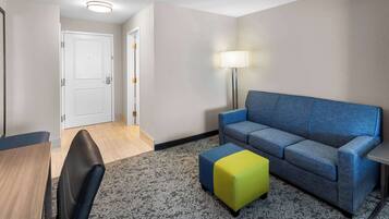 套房, 1 张特大床, 无烟房 | 客房内保险箱、办公桌、遮光窗帘、熨斗/熨衣板