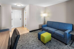 Suite, 1 kingsize bed, niet-roken | Een kluis op de kamer, een bureau, verduisterende gordijnen