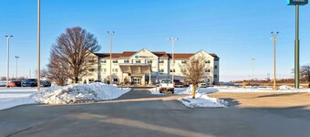 Clarion Pointe Mattoon near University