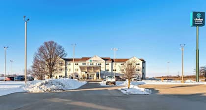 Clarion Pointe Mattoon near University