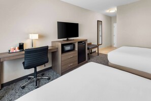 Een kluis op de kamer, een bureau, verduisterende gordijnen