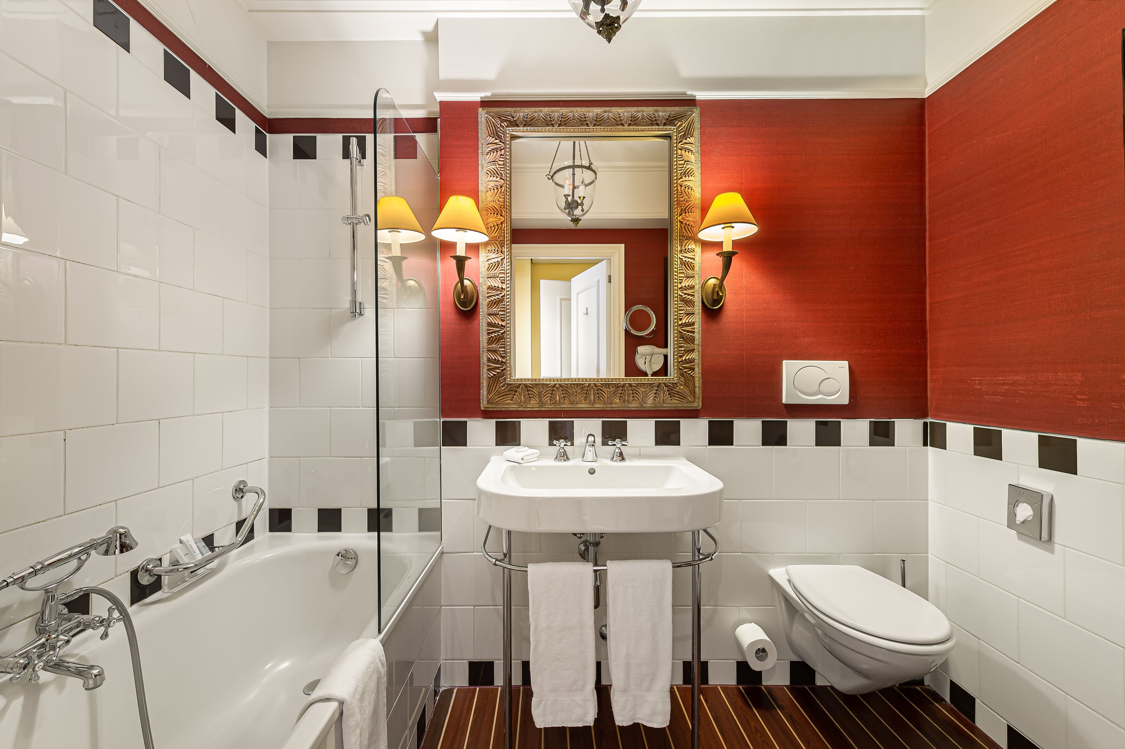 Un baño con una bañera blanca, un lavabo y un inodoro.