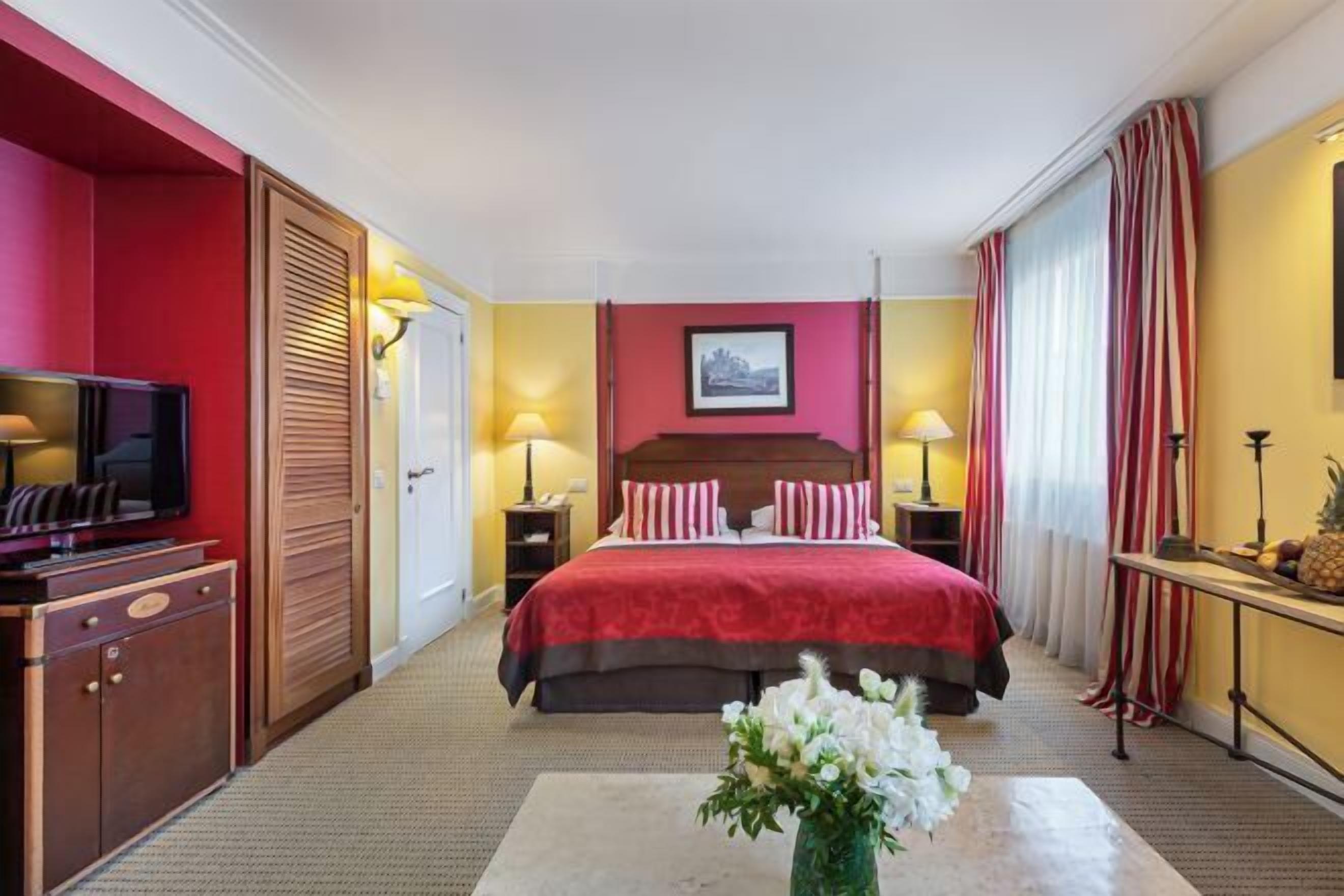 Minibar, in-room safe, desk, laptop workspace