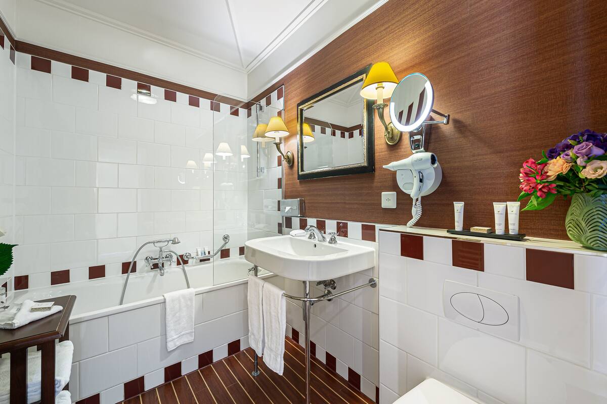junior suite | bathroom | free toiletries, hair dryer, towels