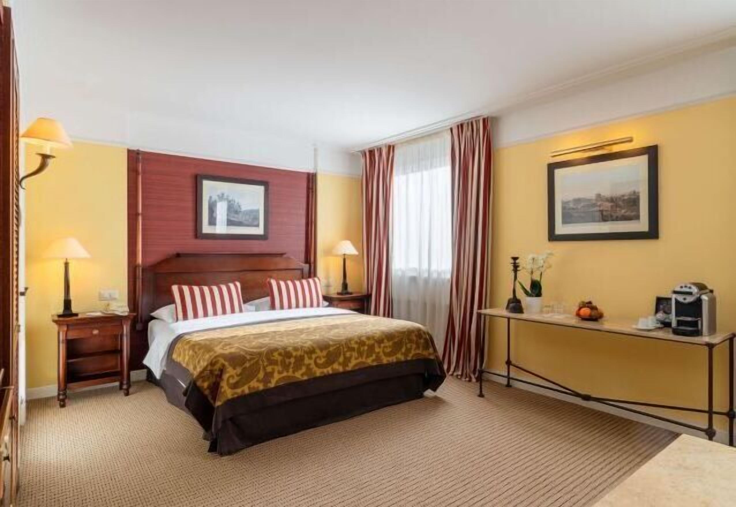 ميني بار وخزنة داخل الغرفة ومكتب ومساحة عمل للكمبيوتر المحمول