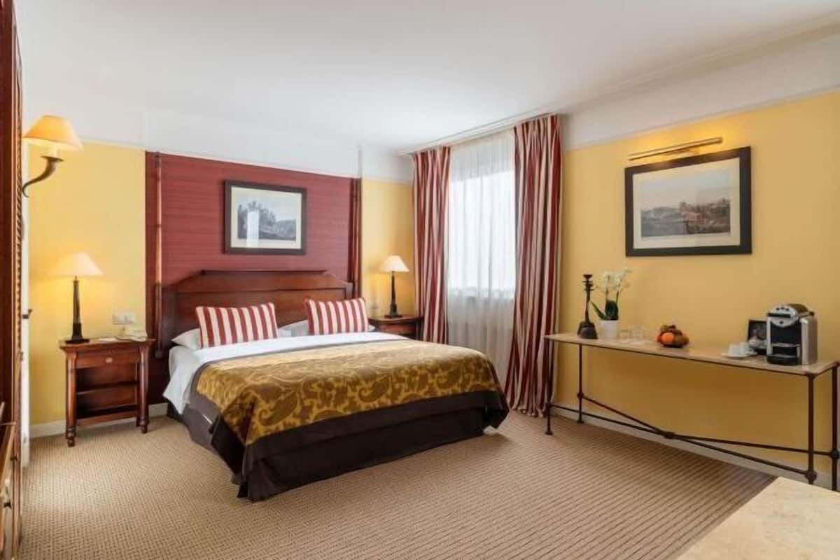 Minibar, caja de seguridad en la habitación y escritorio