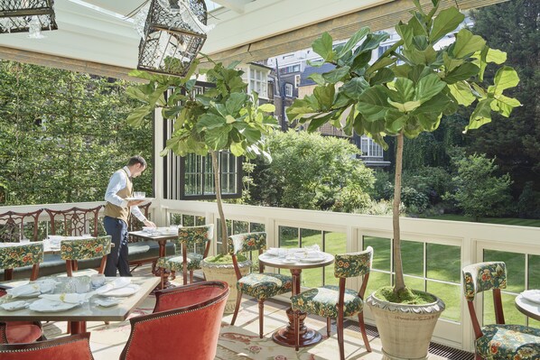 บริการอาหารเช้า อาหารกลางวัน อาหารเย็น, อาหารท้องถิ่น